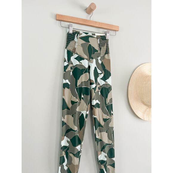 OFFLINE By Aerie Real Me Smocked 7/8 Legging Dusty Seafoam Green Print Sz XS - Picture 3 of 10